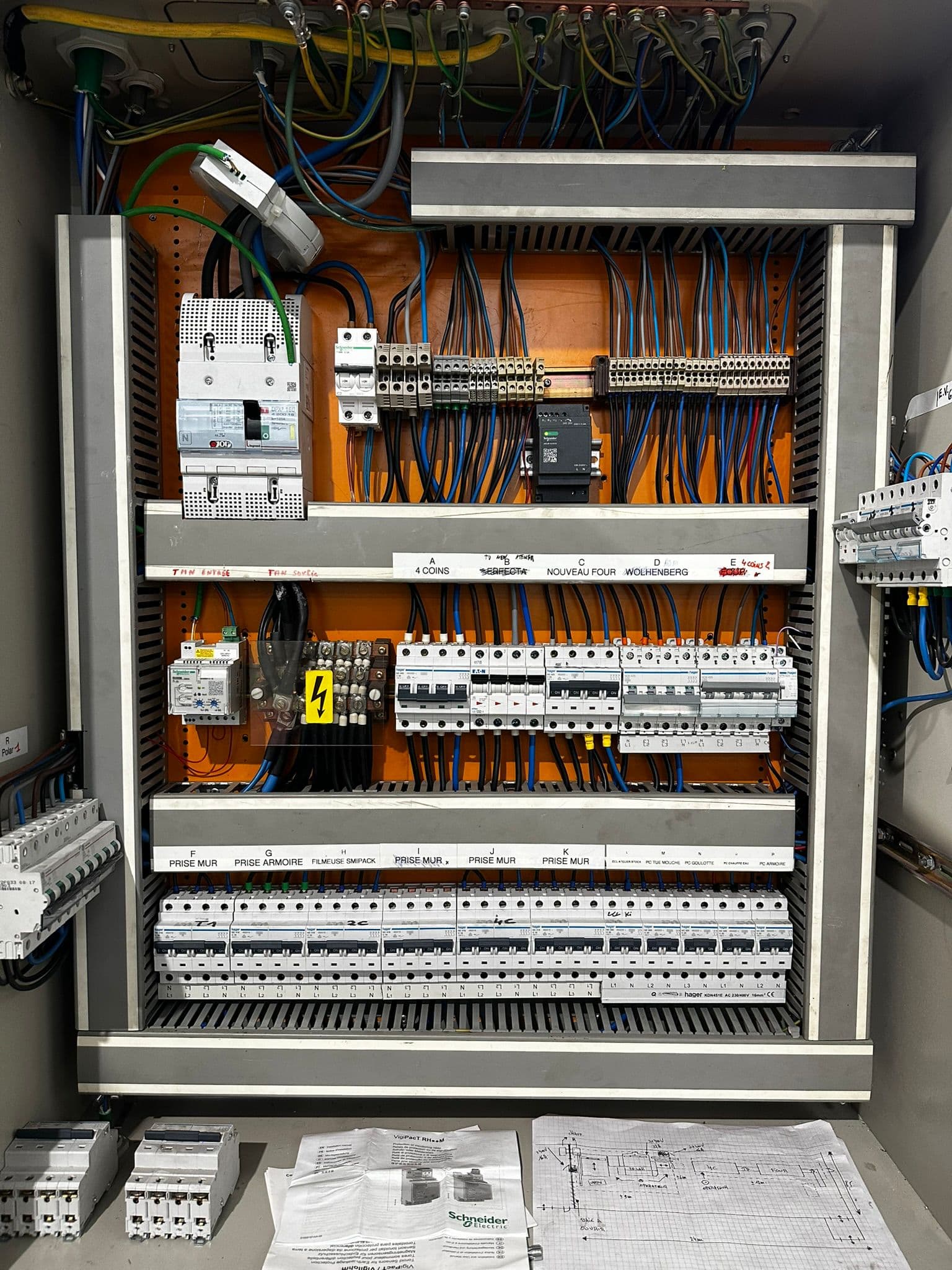 Industrieel schakelbord opgebouwd door Kemtech